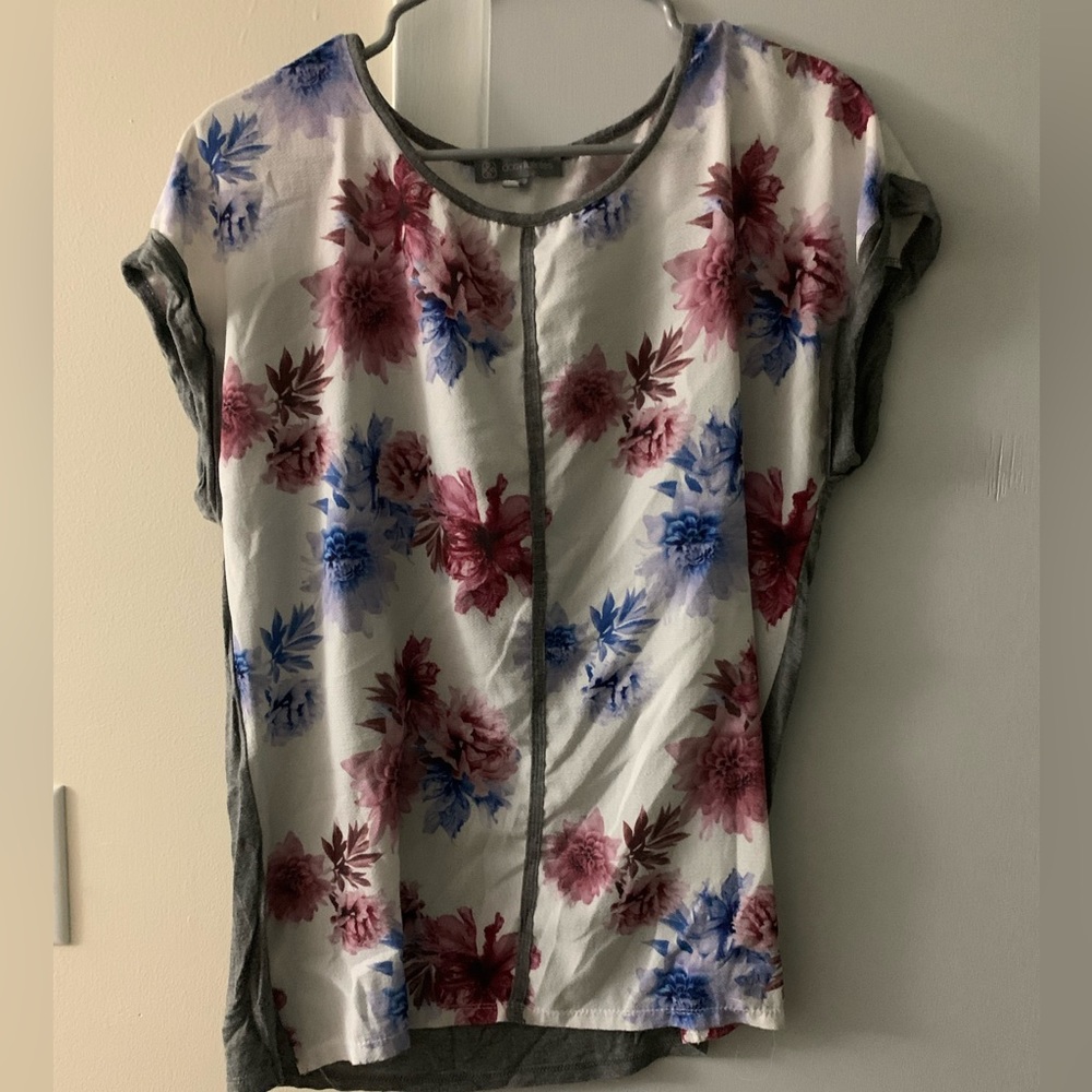 Daisy Fuentes blouse, size medium, floral pattern